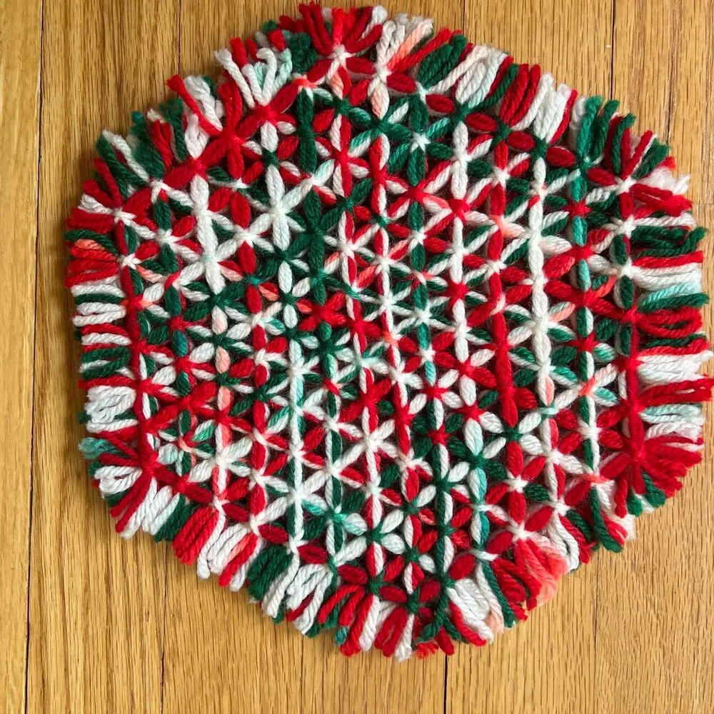 VTG Handmade Daisy Loom Woven Christmas trivet  Red Green kitsch MCM
